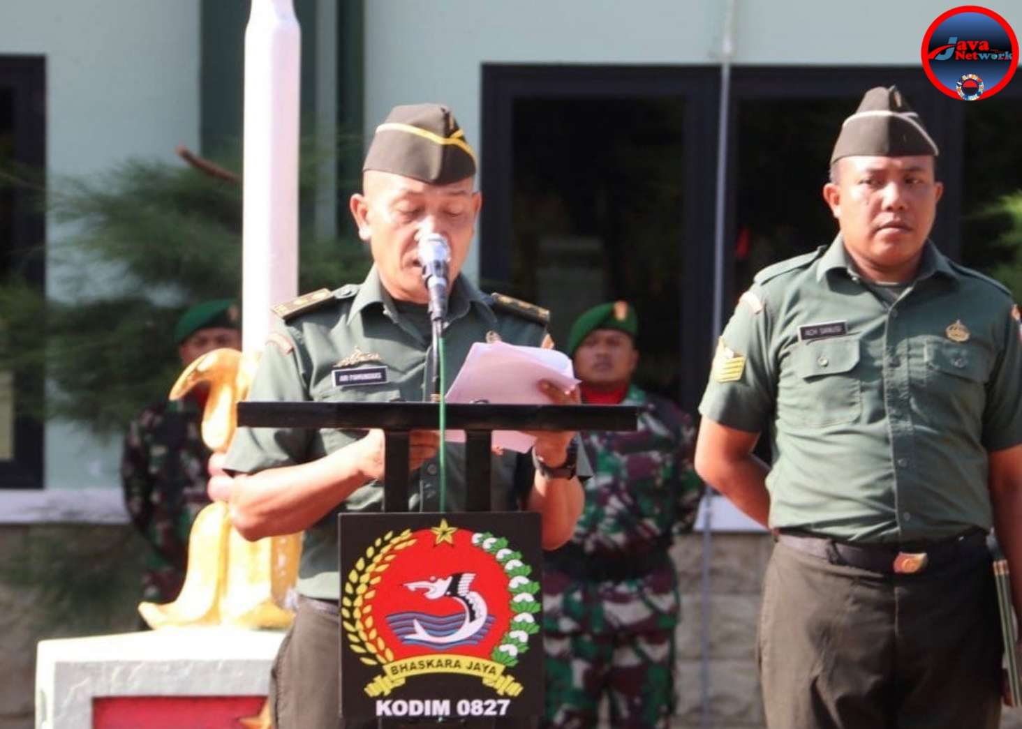 Kasdim 0827/Sumenep Mayor CBA Ari Pamungkas Saat Membacakan Amanat Panglima TNI Agus Subiyantoro Pada Upacara 17 an Bulan Oktober 2024, Kamis (17/10/2024)