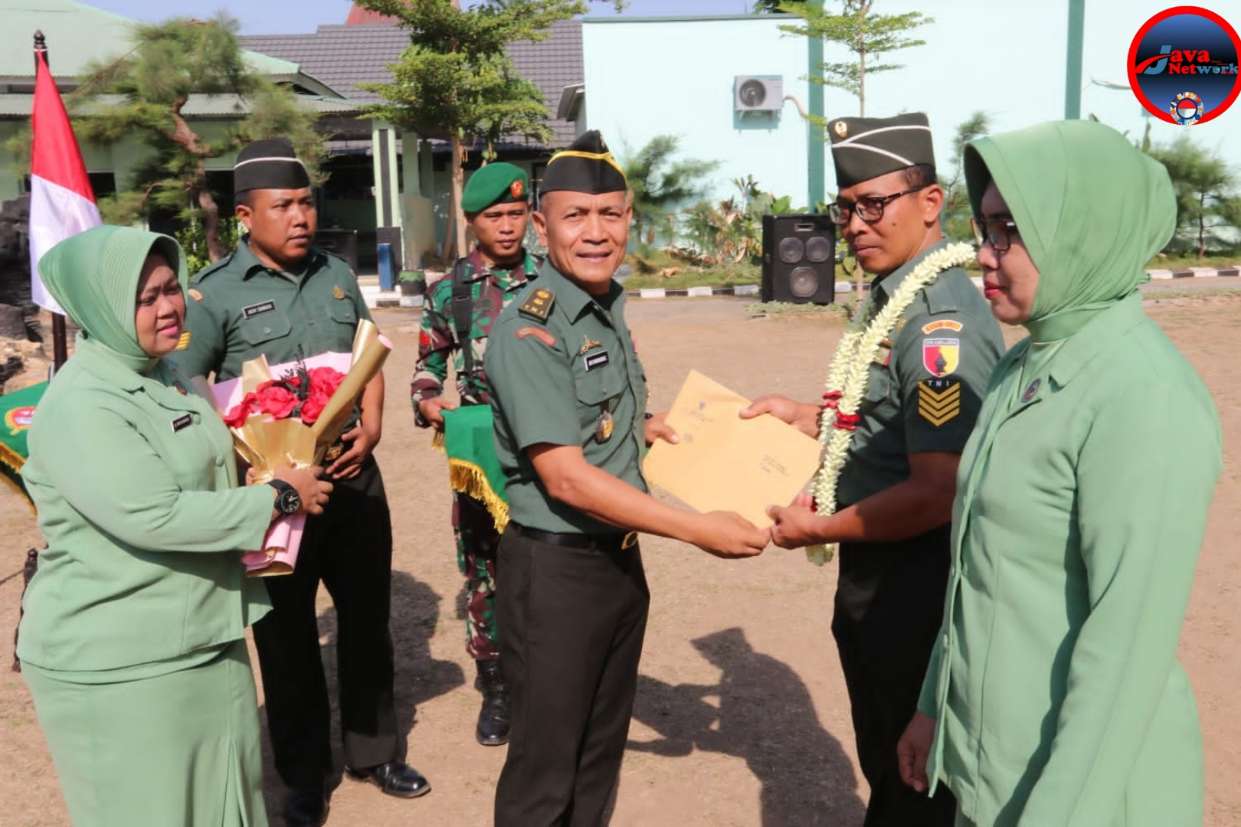 Kasdim 0827/Sumenep Mayor CBA Ari Pamungkas Saat Melepas Anggota Koramil Manding Serma Eko Warsito dalam Acara Korps Raport Anggota Purna Tugas