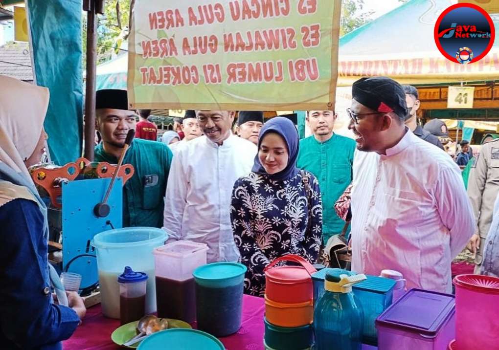Achmad Fauzi Wongsojudo Bersama Istri Nia Kurnia Fauzi Sat Meninjau Stand Pelaku UMKM