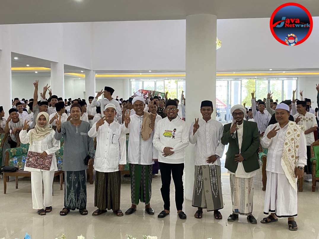 Suasana Penobatan Achmad Fauzi Wongsojudo Sebagai Panglima Santri Milenial Saat Ribuan Santri Milenial Sumenep (SMS) Nyatakan Deklarasi dan Dukungan Kepada Paslon FAHAM Pilkada Sumenep 2024 di Gedung Islamic Center Bindara Saod Batuan, Minggu (20/10/2024)