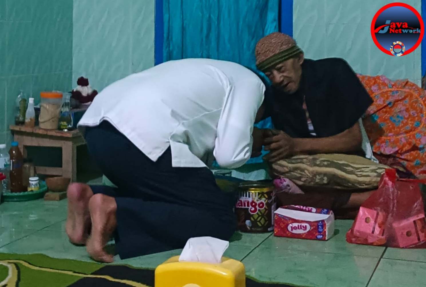 Kiai Haji Abdurrahman Salah Satu Kiai Sepuh di Kabupaten Sumenep Saat Menerima Kunjungan Dr. H. Achmad Fauzi Wongsojudo, SH, MH