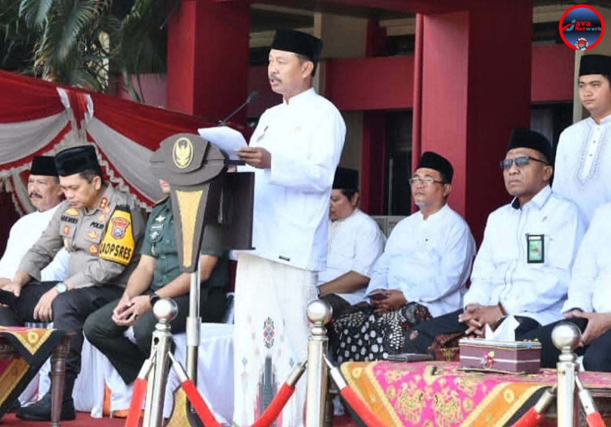 Sekretaris Daerah Kabupaten Sumenep, Ir. Edy Rasyadi, MSi Saat Memberikan Sambutan di Apel Upacara Hari Santri Nasional Tahun 2024, Selasa (22/10/2204)