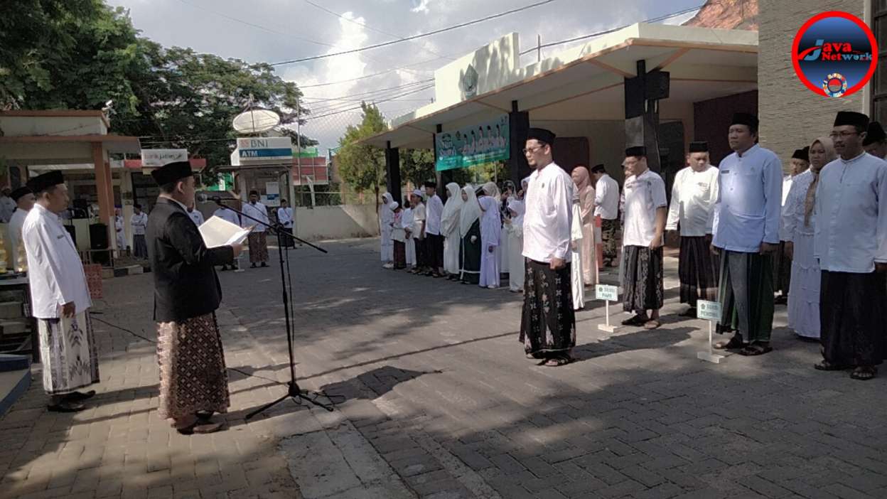 Kepala Kemenag Sumenep Abdul Wasid MPd Saat Memimpin Apel Upacara Peringatan Hari Santri Nasional 2024 dilingkungan Kantor Kemenag Sumenep, Selasa (22/10/2024)