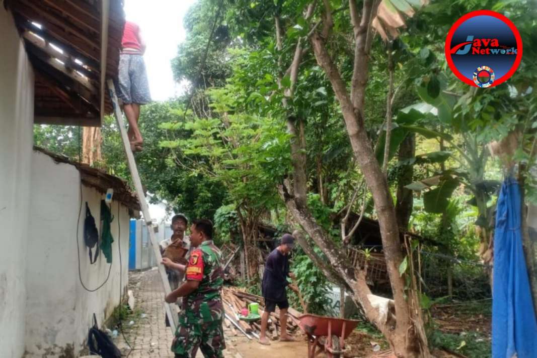 Ringankan Beban Warga, Anggota Koramil 0827/16 Gapura Bantu Bangun Rumah