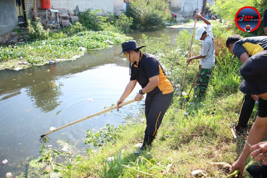 Antisipasi Banjir, Kapolres Sumenep Ajak Masyarakat Bersihkan Sungai Marengan