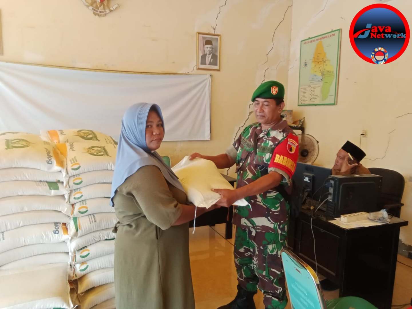 Pastikan Lancar, Babinsa Koramil Manding Dampingi Penyaluran Bantuan Pangan Beras