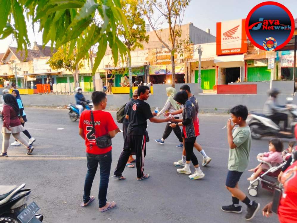 Kepedulian Laskar Muda Taretan AF Berbagi Minuman Sehat Gratis