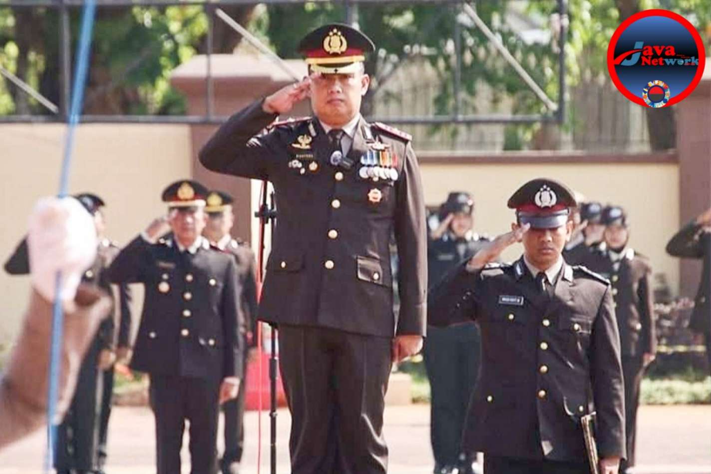 Wakapolres Sumenep Kompol Trie Sis Biantoro, SPd, SIK, MM Saat Pimpin Apel Upacara Peringatan Hari Sumpah Pemuda (HSP) ke-96 di Halaman Mapolres Sumenep, Senin (28/10/2024)