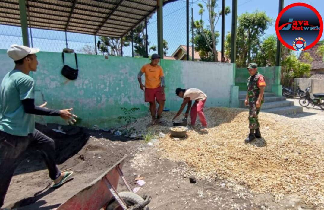 Kompak, Babinsa Bluto dan Warga Gotong Royong Cor Jalan Desa
