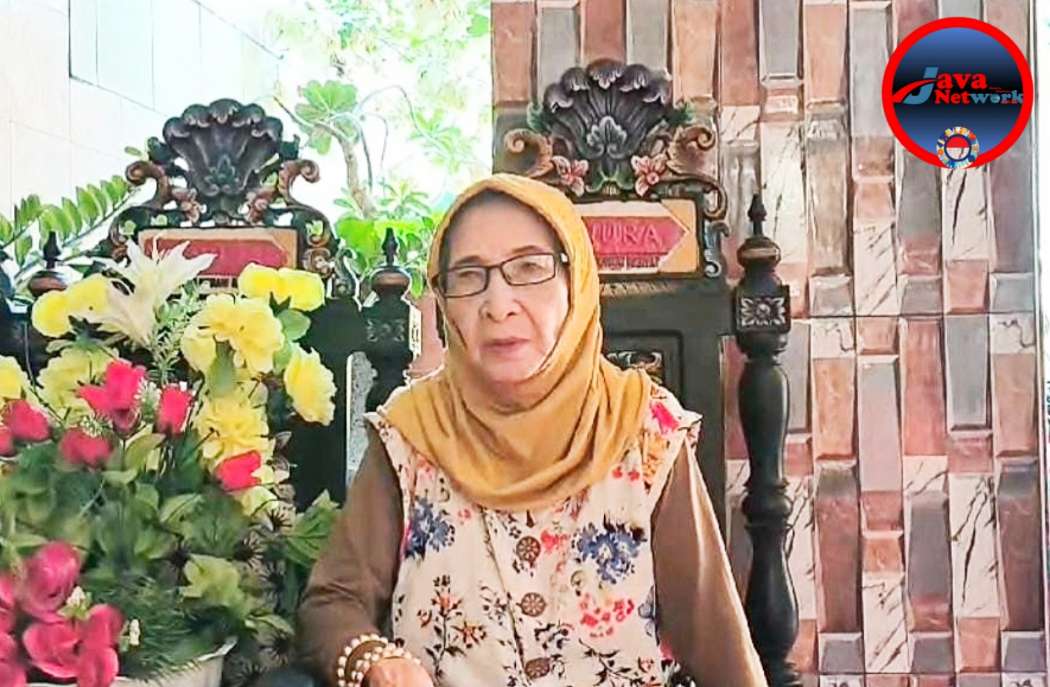 Nyai Hj. Aqidah Usymuni Pengasuh Pondok Pesantren Usymuni Tarate Saat Memberikan Ajakan Dan Himbauan Kepada Santri dan Alumni Untuk Dukung Dan Menangkan Paslon FAHAM