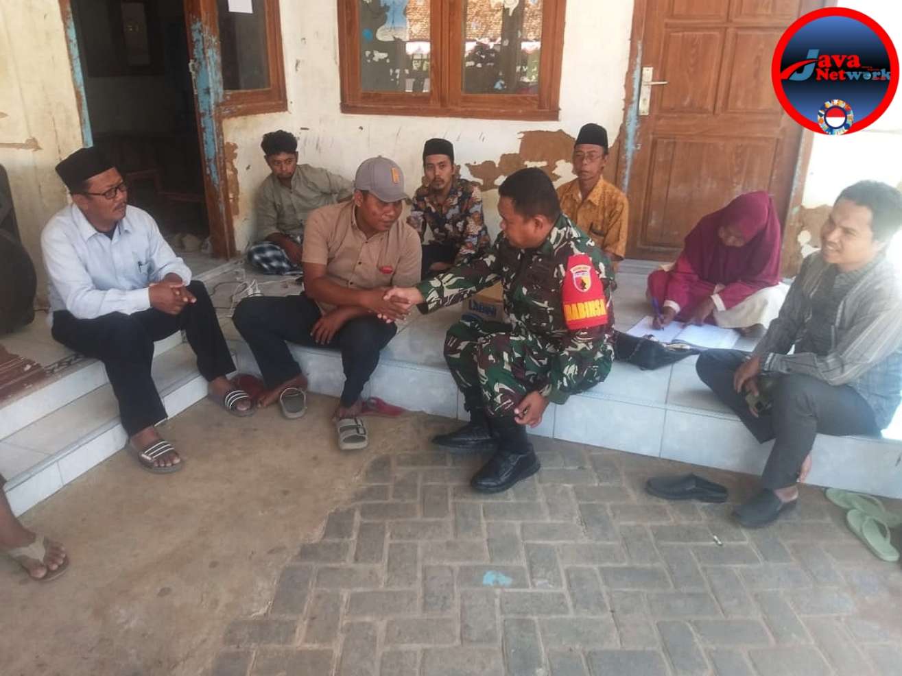 Dekatkan Diri Dengan Warganya, Babinsa Ambunten Laksanakan Komsos