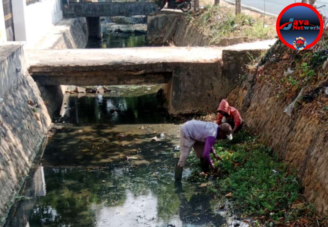 Musim Hujan Akan Tiba, Dinas PUTR Sumenep Melalui Bidang SDA Giat Bersihkan Sungai dan Saluran Pembuatan Sekitaran Kota