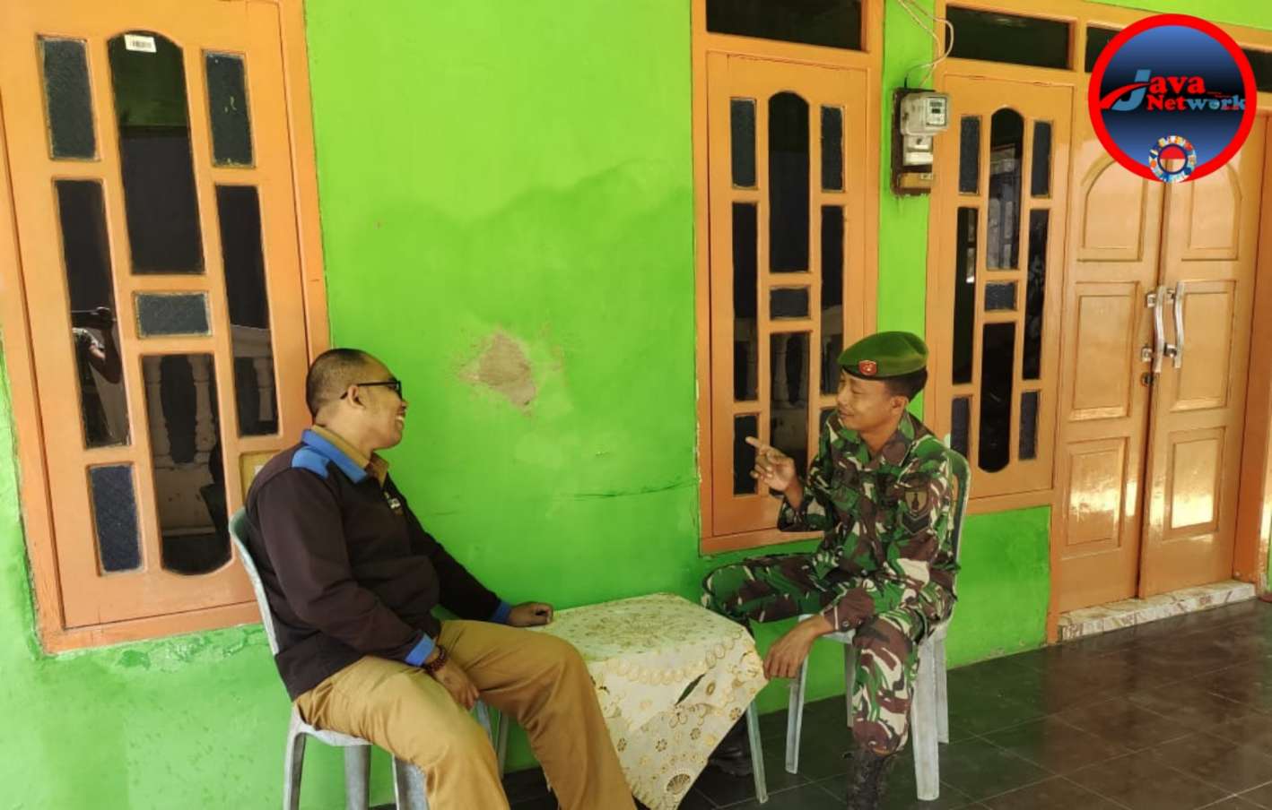 Serius Tapi Santai, Babinsa Guluk-Guluk Komsos Dengan Warga Binaan