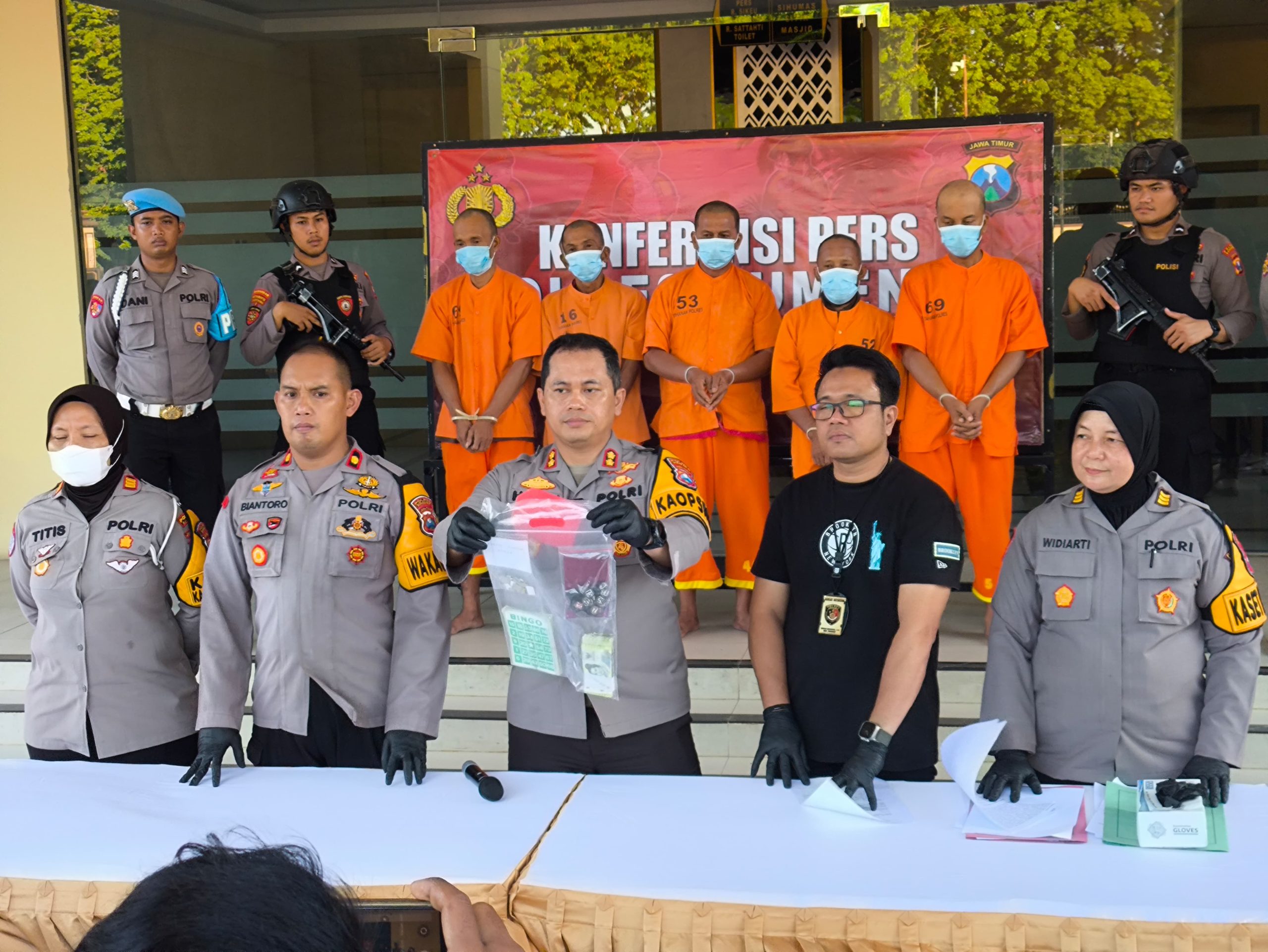 Kapolres Sumenep AKBP Henri Noveri Santoso, SH, SIK, MM Saat Konferensi Pers di Mapolres Sumenep, Selasa (05/11/2024)