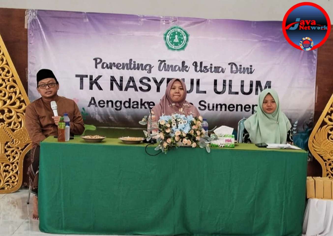 Sebelah Kiri, Dr. Zamzami Sabiq, MPsi, Nunung Fitriana, MPd dan Ketua Panitia Pelaksana Linda Waningsih, SPd
