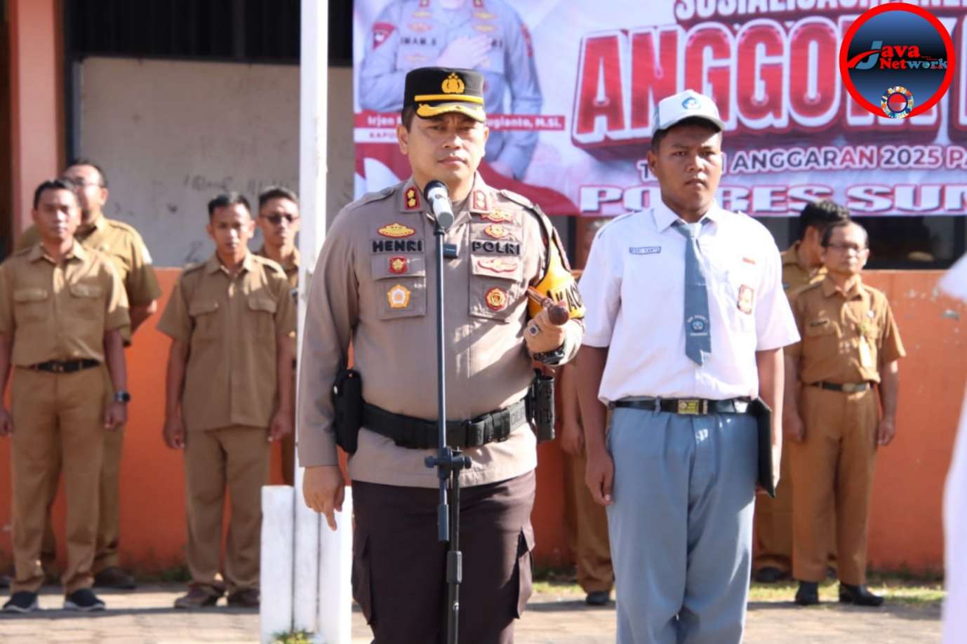Kapolres Sumenep AKBP Henri Noveri Santoso, SH, SIK, MH Saat Menjadi Pembina Upacara di SMKN 1 Kalianget 