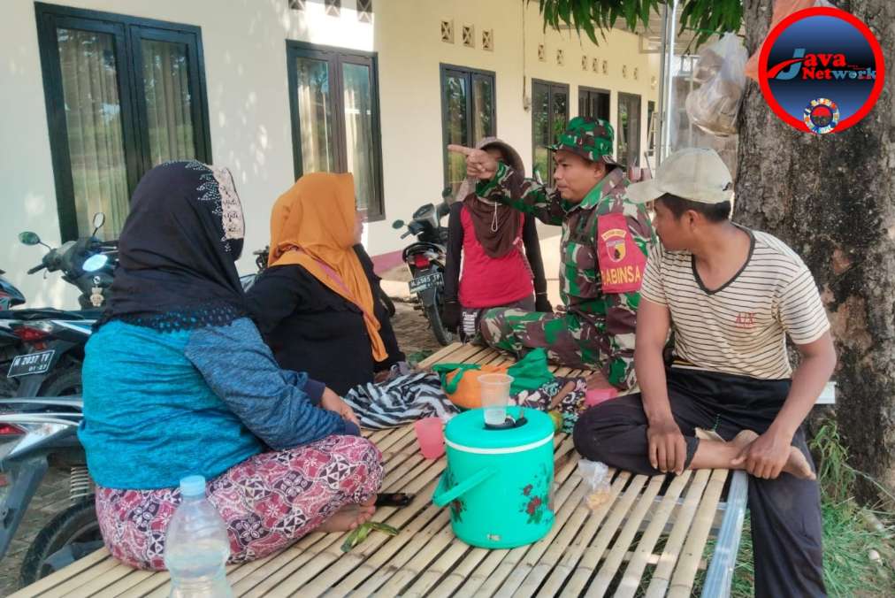 Babinsa Ambunten Komsos Dengan Warga Dan Pantau Wilayah Binaan