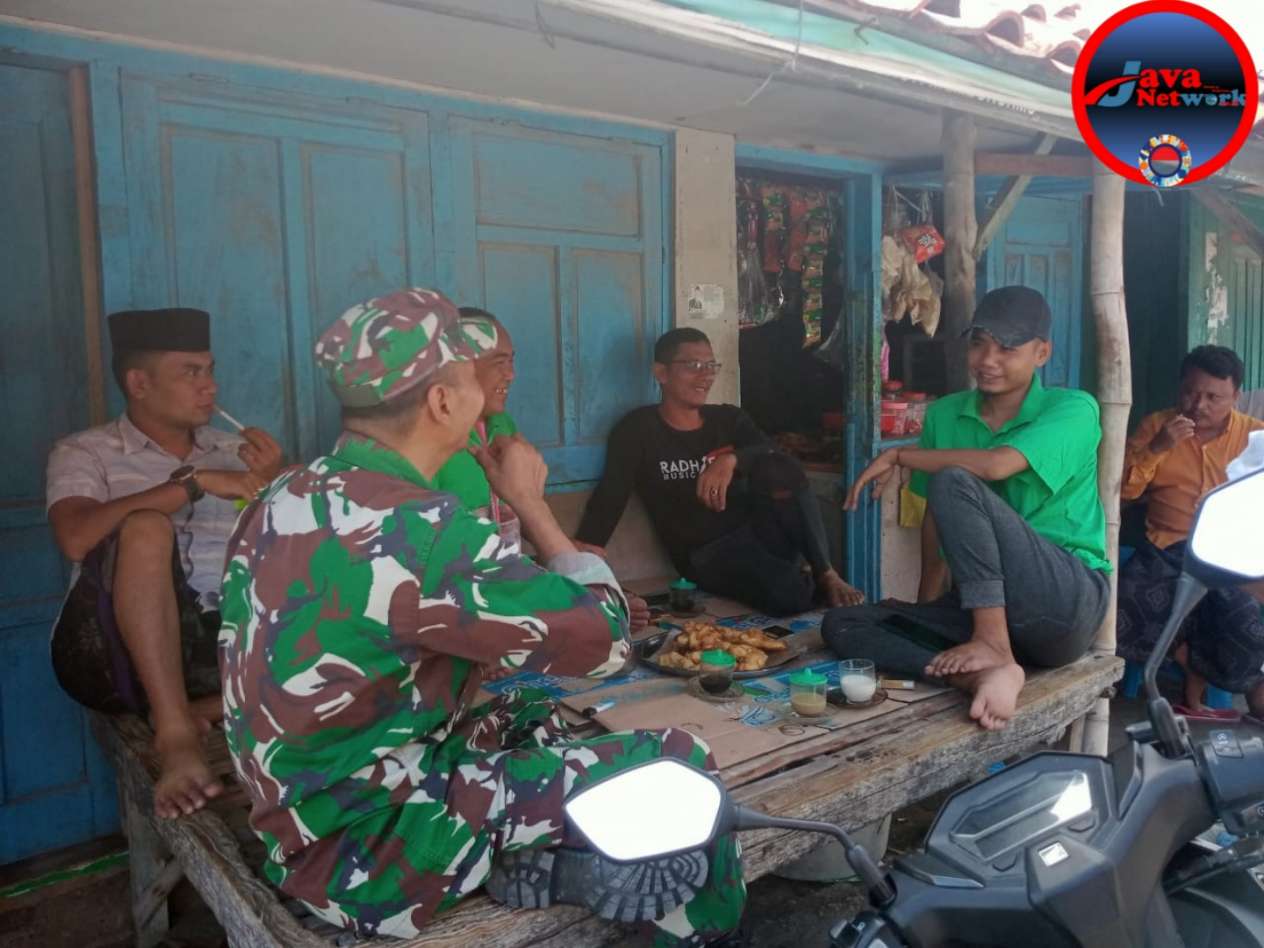 Pererat Silaturahmi, Babinsa Giligenting Komsos Dengan Warga Desa Binaan