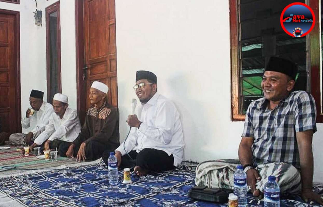 Cabup Sumenep Achmad Fauzi Wongsojudo Saat Memberikan Sambutan di Acara Silaturahmi yang diadakan Salah Satu Warga di Desa Mandala Kecamatan Rubaru Kabupaten Sumenep 