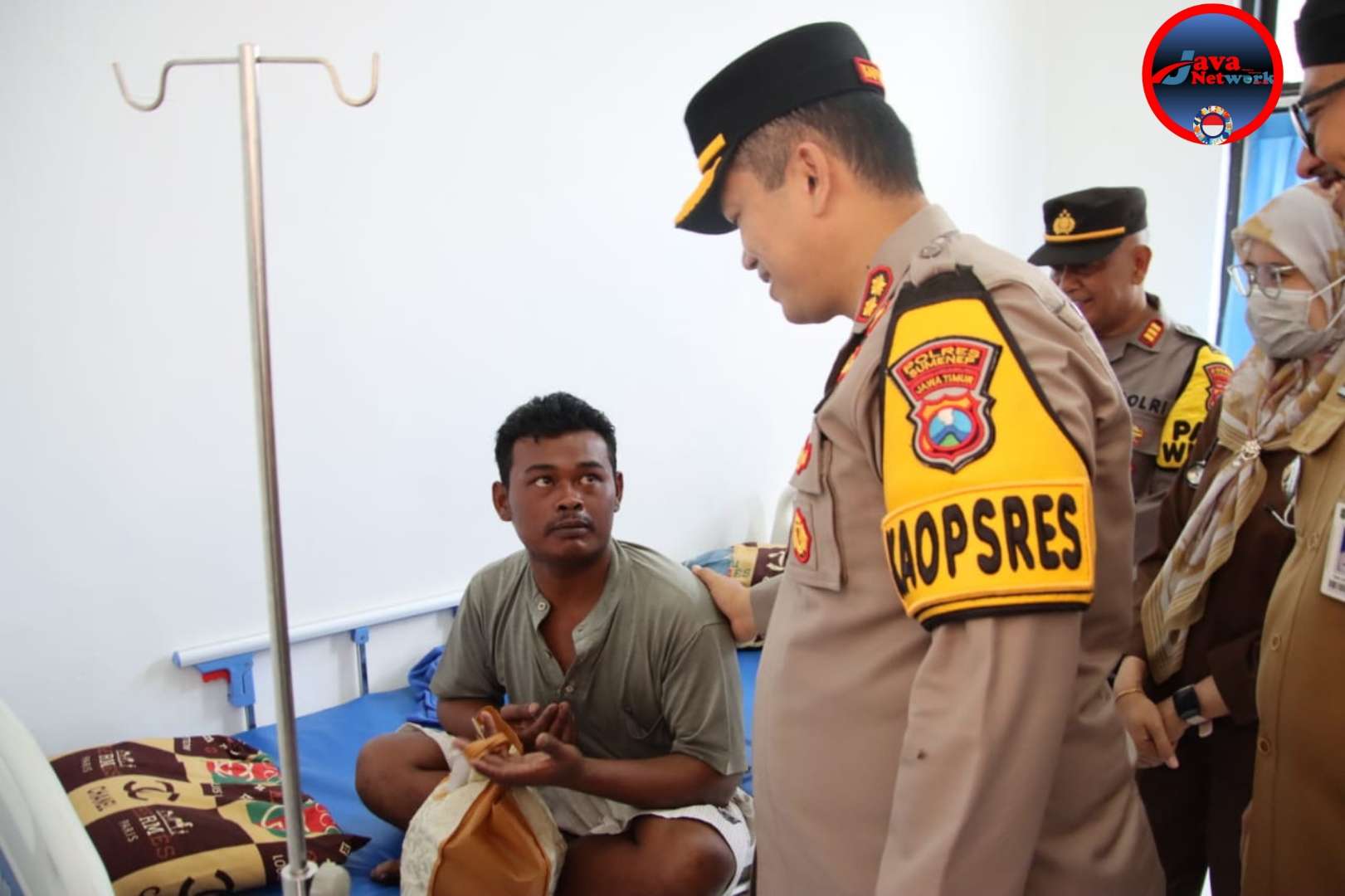 Kapolres Sumenep AKBP Henri Noveri Santoso, SH, SIK, MM Saat Menjenguk Korban Laka Laut di Puskesmas Pasongsongan