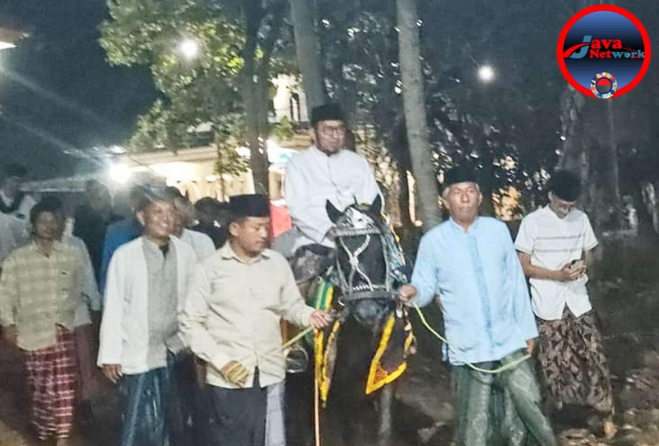 Bak Seorang Calon Bupati Achmad Fauzi Wongsojudo Menaiki Jaran Serek Saat Mengunjungi Masyarakat Legung Timur 