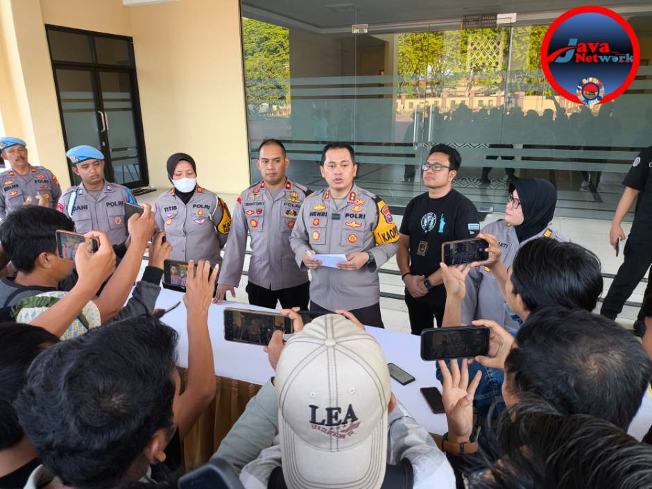 Kapolres Sumenep AKBP Henri Noveri Santoso, SH, SIK, MM Saat Memberikan Konferensi Pers di Mapolres Sumenep, Selasa (05/11/2024)