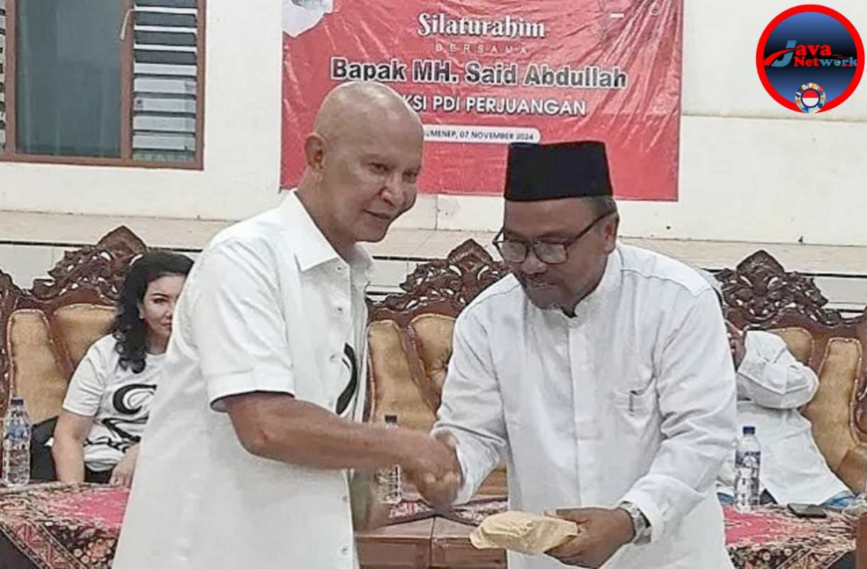 Ketua Banggar DPR RI MH. Said Abdullah Saat Memberikan Bantuan Kepada Poktan dan KWT di Desa Ambunten Tengah Kecamatan Ambunten, Kamis (07/11/2024)