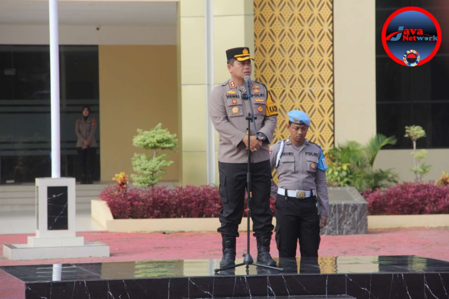 Kapolres Sumenep AKBP Henri Noveri Santoso, SH, SIK, MH Saat Menjadi Inspektur Upacara Pada Apel Jam Pimpinan di Halaman Polres Sumenep