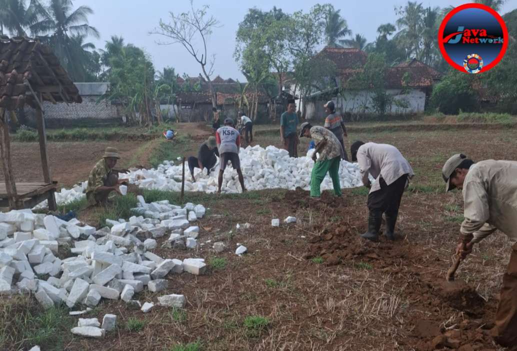 Suasana Kerja Bakti Warga Dusun Sekolan Desa Nyabakan Timur Kecamatan Batang-Batang Saat Membuka Akses Jalan di Dusun Setempat Senin (11/11/2024)
