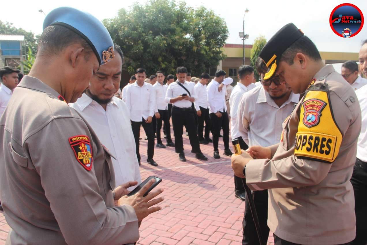 Kapolres Sumenep AKBP Henri Noveri Santoso, SH, SIK, MM Didampingi Kasi Propam Saat Sidak HP Setiap Anggota Antisipasi Judi Online Usai Apel Jam Pimpinan