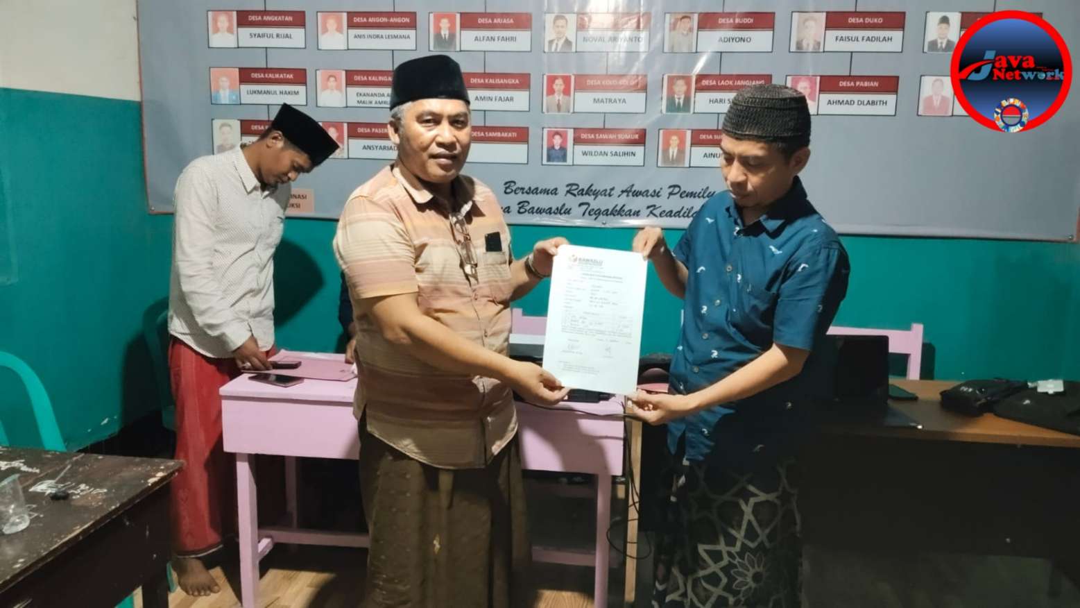 Korcam Pemenangan Paslon FAHAM Muzanni Saat Melaporkan Pengrusakan APK Kepada Panwascam 