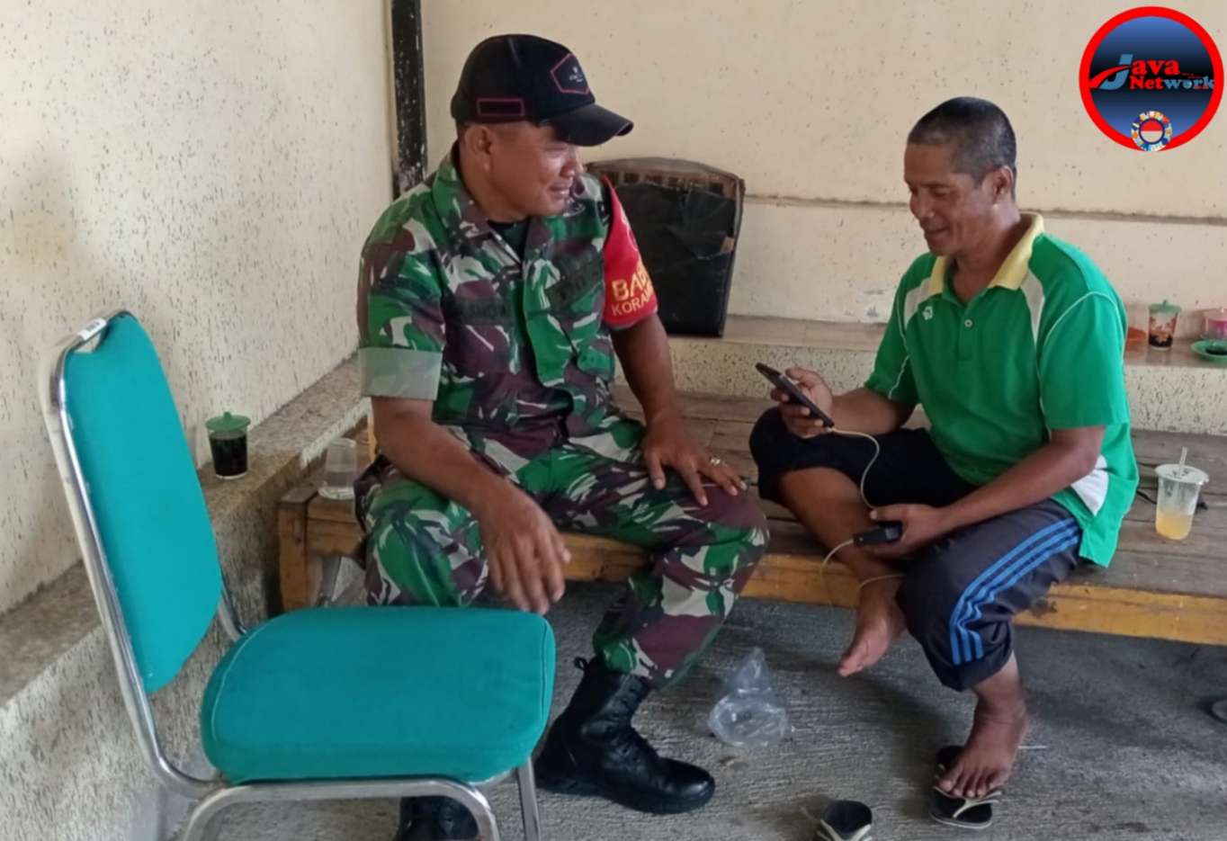 Penuh Senyum, Babinsa Koramil 08/0827 Ganding Komsos Bersama Warga Binaan