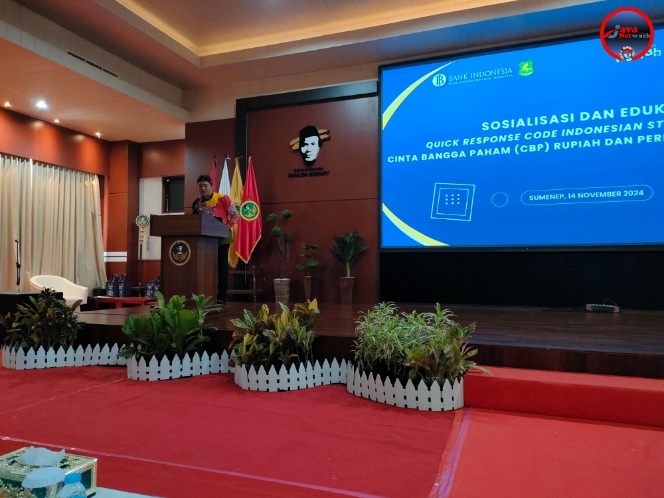 Kepala Bapenda Sumenep, Faruk Hanafi, S.Sos, MSi Saat Membacakan Sambutan Plt Bupati Sumenep di Acara Sosialisasi dan Edukasi QRIS di Aula Serbaguna Pesantren Universitas Bahaudin Mudhary (UNIBA) Madura, Kamis (14/11/2024)