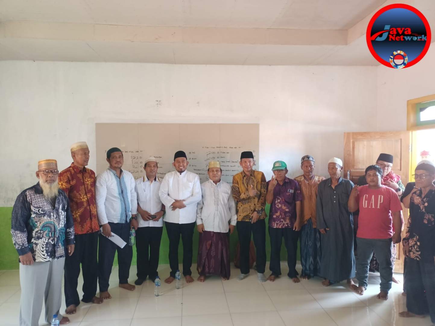 Calon Bupati Sumenep Achmad Fauzi Wongsojudo Saat Mengunjungi Pondok Pesantren Musyawirin Pagerungan Kecil Sapeken Disambut Kiai Makki