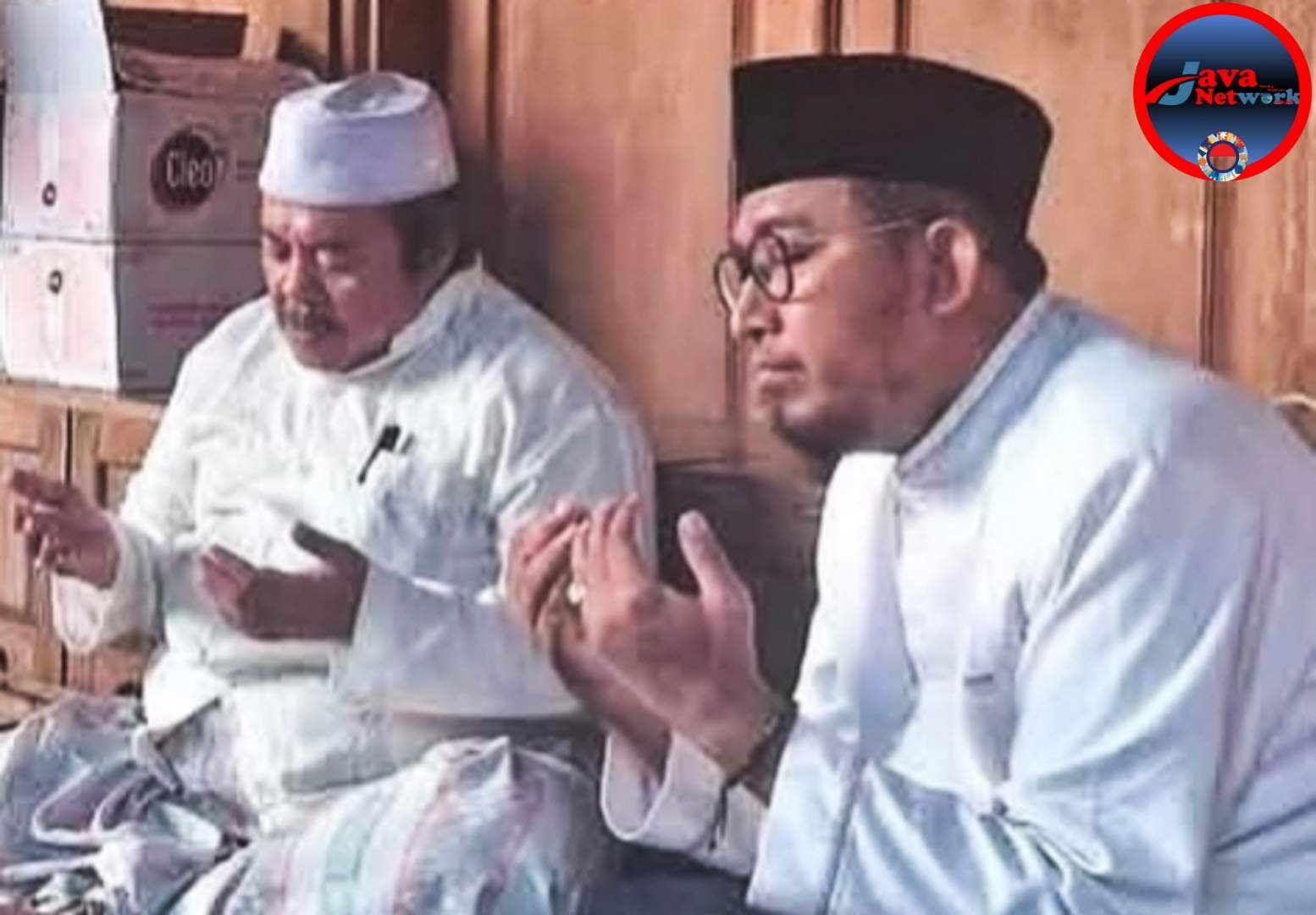 Cabup Petahana Sumenep Achmad Fauzi Wongsojudo Saat Didoakan oleh Pengasuh Pondok Pesantren Al-Hidayah Arjasa Pulau Kangean, KH. Nurul Huda Adhim. Kamis (14/11/2024)