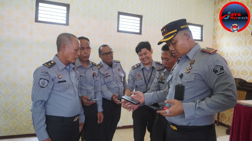 Karutan Sumenep Ridwan Susilo, Amd, IP, MM saat Sidak Handphone dan Tes Urine Narkoba ke Seluruh ASN di Rutan Sumenep 