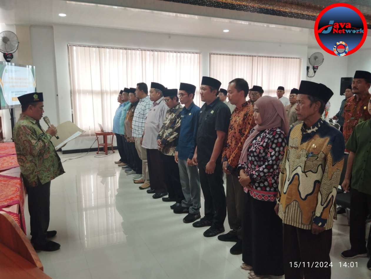 Kepala Kantor Kemenag Sumenep Abdul Wasid MPd Saat Mengukuhkan Panita Pelaksana Peringatan HAB Ke-79