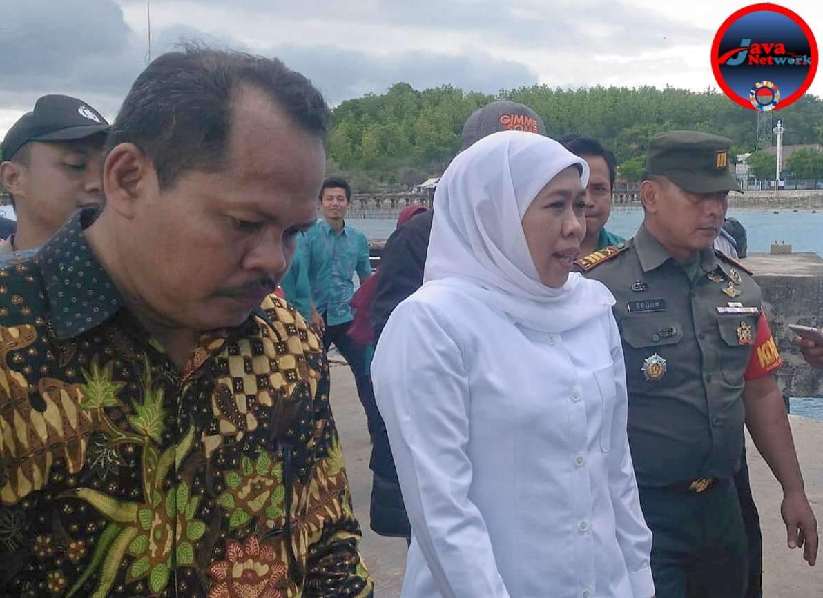 Tokoh Masyarakat Sekaligus Praktisi Hukum Asal Kepulauan Kangean Rahman, SH Sebelah Kiri Saat Mendampingi Gubernur Jatim Khofifah Indar Parawangsa Di Momentum Suatu Acara
