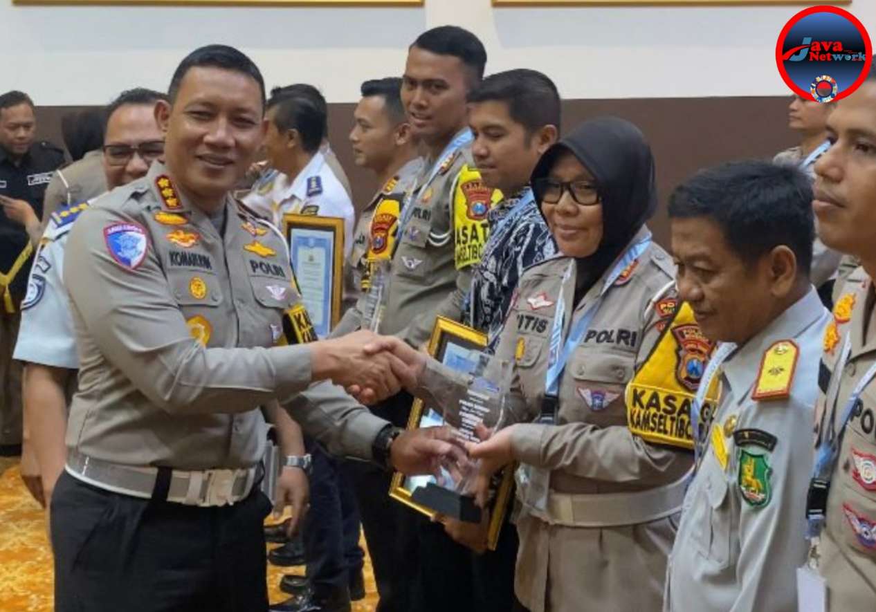 Dirlantas Polda Jatim Kombes Pol Komarudin Saat Memberikan Penghargaan Kepada Kasat Lantas AKP Ninit Titis Dewayani SH dan Kadis Perimkimhub Sumenep Drs. Yayak Nurwahyudi, MSi 