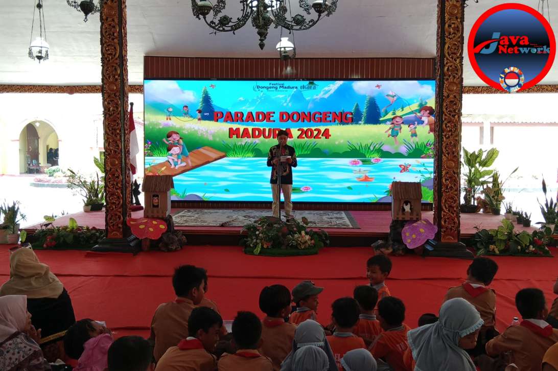Kepala Bidang Parawisata Disbudporapar Kabupaten Sumenep, Andri Zulkarnain, ST, MAP Memberikan Sambutan Penutupan di Acara Penutupan Parade Mendongeng Madura 2024 di Pendopo Agung Keraton Sumenep, Sabtu 16 Noven 2024
