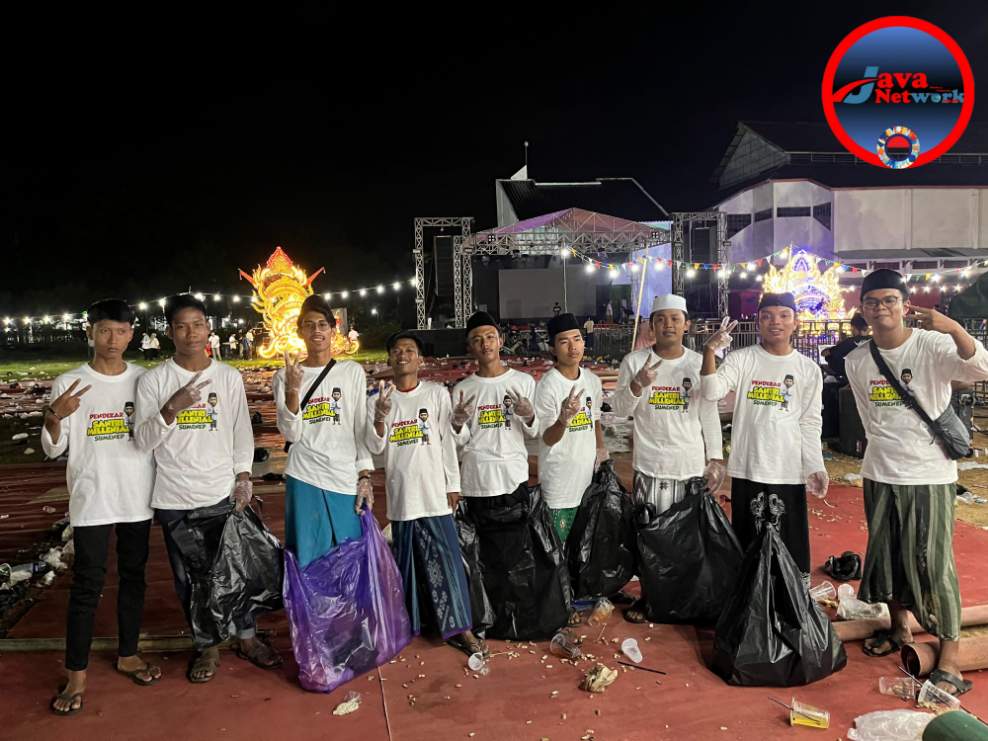 Tim Semut Putih Santri Milenial Sumenep Jaga Kebersihan Lokasi Sholawat Paslon FAHAM