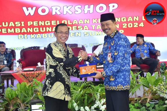 Sekretariat Daerah Kabupaten Sumenep di Acara Workshop Evaluasi Pengelolaan Keuangan dan Pembangunan Desa Tahun 2024 di Pendopo Agung Keraton Sumenep, Senin (18/11/2024)