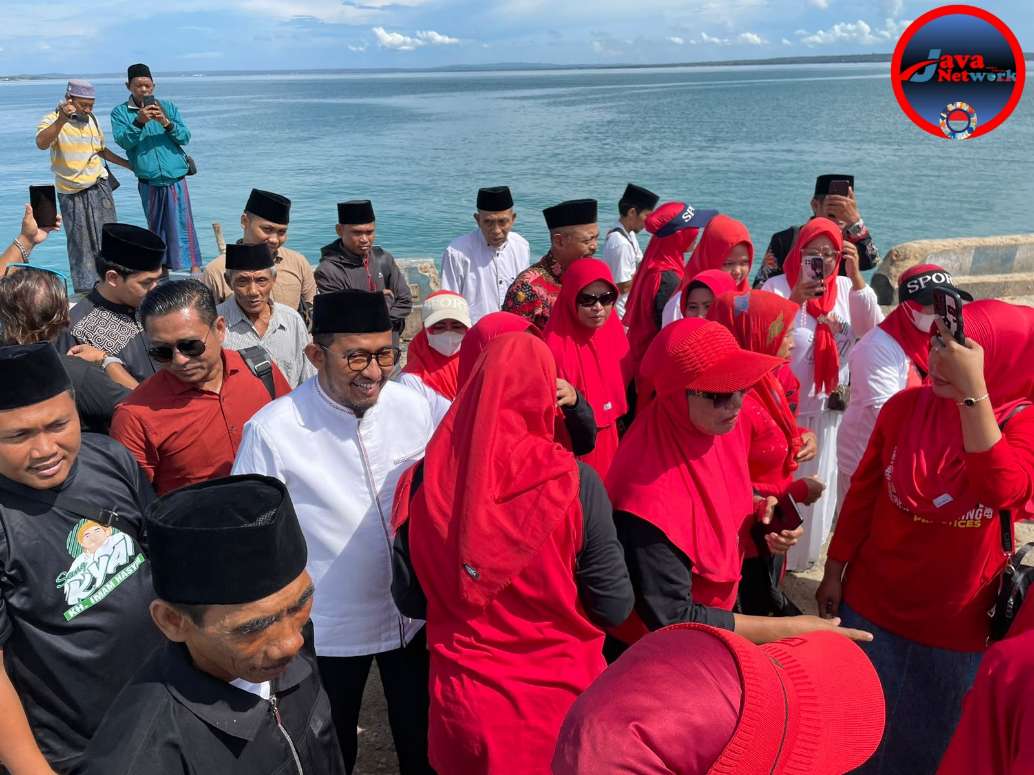 Calon Bupati Sumenep Achmad Fauzi Wongsojudo Saat Tiba di Pelabuhan Kecamatan Giligenteng di Sambut Antusias Emak-Emak 