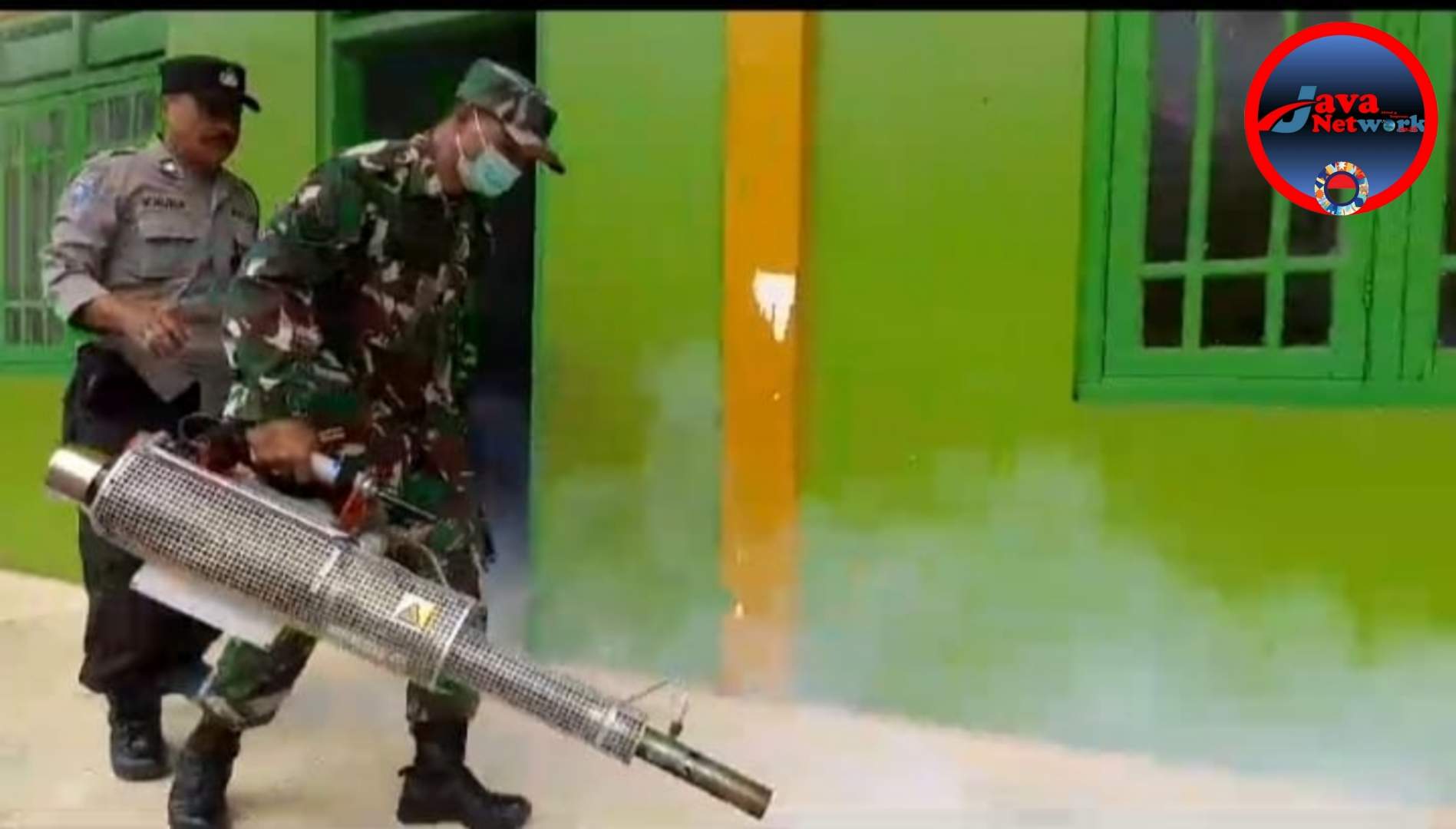 Babinsa Koramil 0827/15 Batuputih Bantu Fogging di Sekolah MI Al-Hikmah