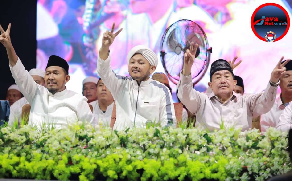 Lapangan Desa Karduluk Jadi Saksi Pengasuh Ponpes Al Ihsan Serukan Coblos Nomor 2 di FAHAM Bersholawat