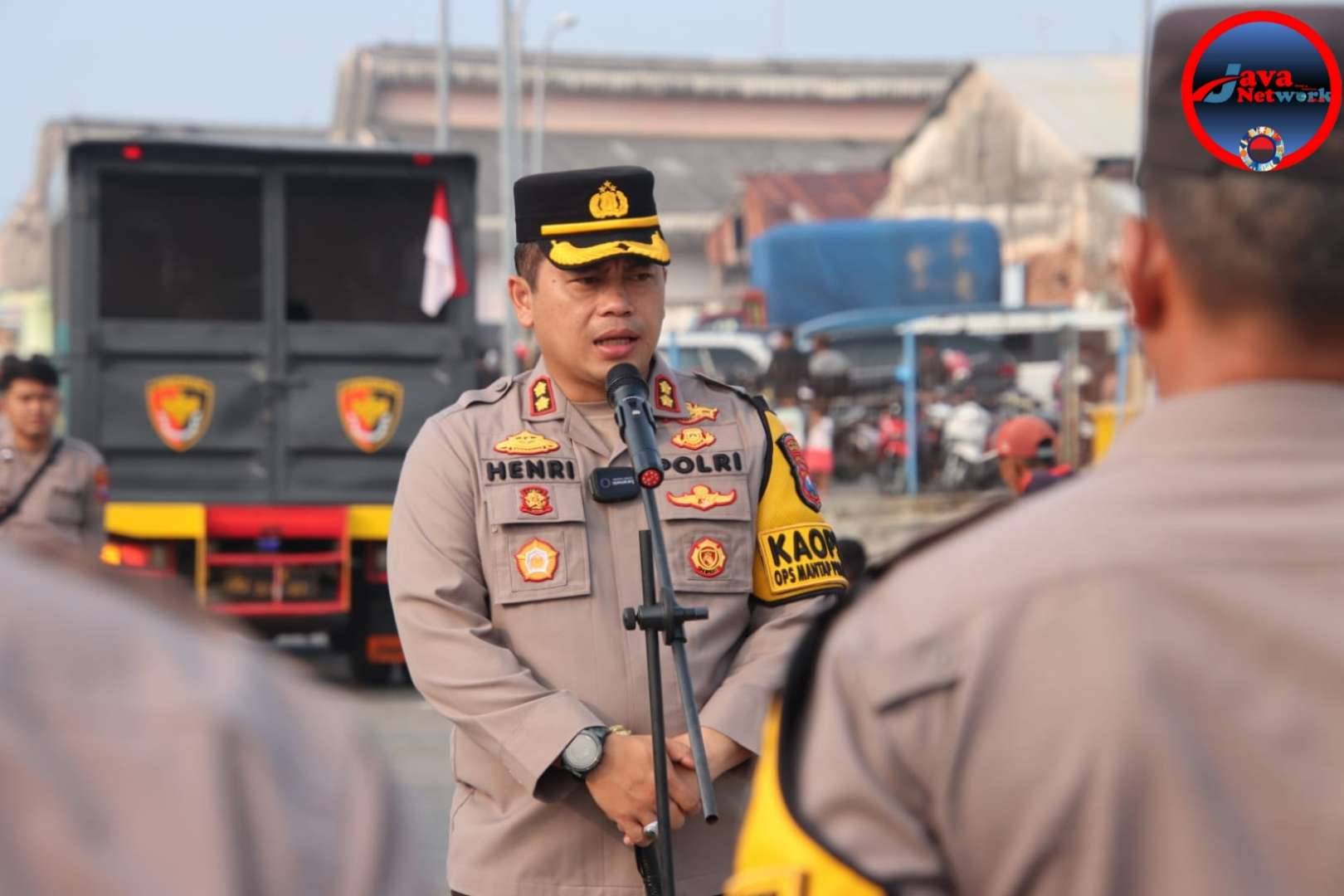 Kapolres Sumenep AKBP Henri Noveri Santoso SH SIK MM Saat Melepas Personel Pengamanan Pilkada Ke Pulau Masalembu 