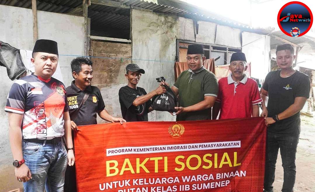 Karutan Sumenep Ridwan Susilo Amd IP MM Bersama Kasubsi Yantah dan Ka.KPR Rutan Sumenep Saat Baksos Berikan Bantuan Sembako Kepada Keluarga WBP 