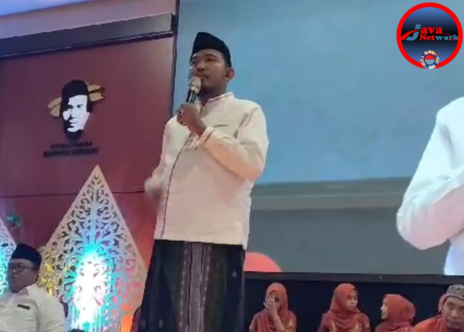 Cabup Achmad Fauzi Wongsojudo Saat Memberikan Sambutan Diacara Doa Bersama Ribuan Relawan di Aula UNIBA Madura, Sabtu (23/11/2024) malam