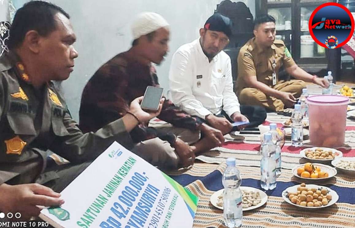 Datangi Keluarga Almarhumah Ibu Syamsuriya, Bupati Fauzi Serahkan Asuransi BPJS Ketenagakerjaan