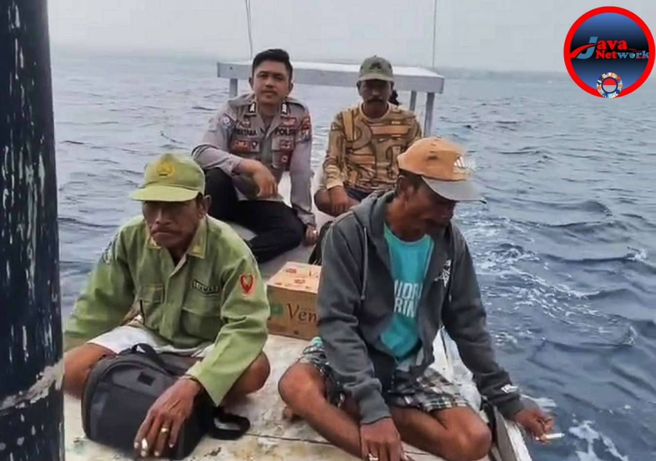 Personel Polres Sumenep Tunjukkan Aksi Heroik Kawal Pendistribusian Logistik Pilkada ke Wilayah Kepulauan